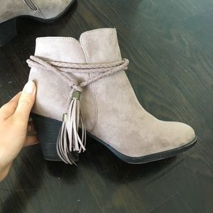 Suede tassel booties light brown zip up